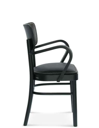 alt= Sillón Novo Haya con tachuelas