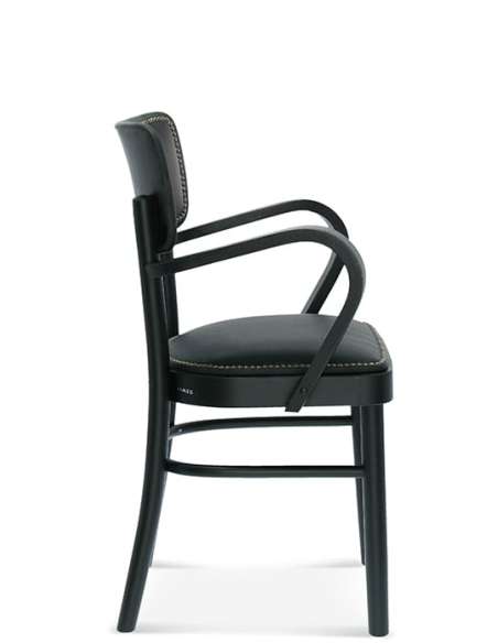 alt= Sillón Novo Haya con tachuelas